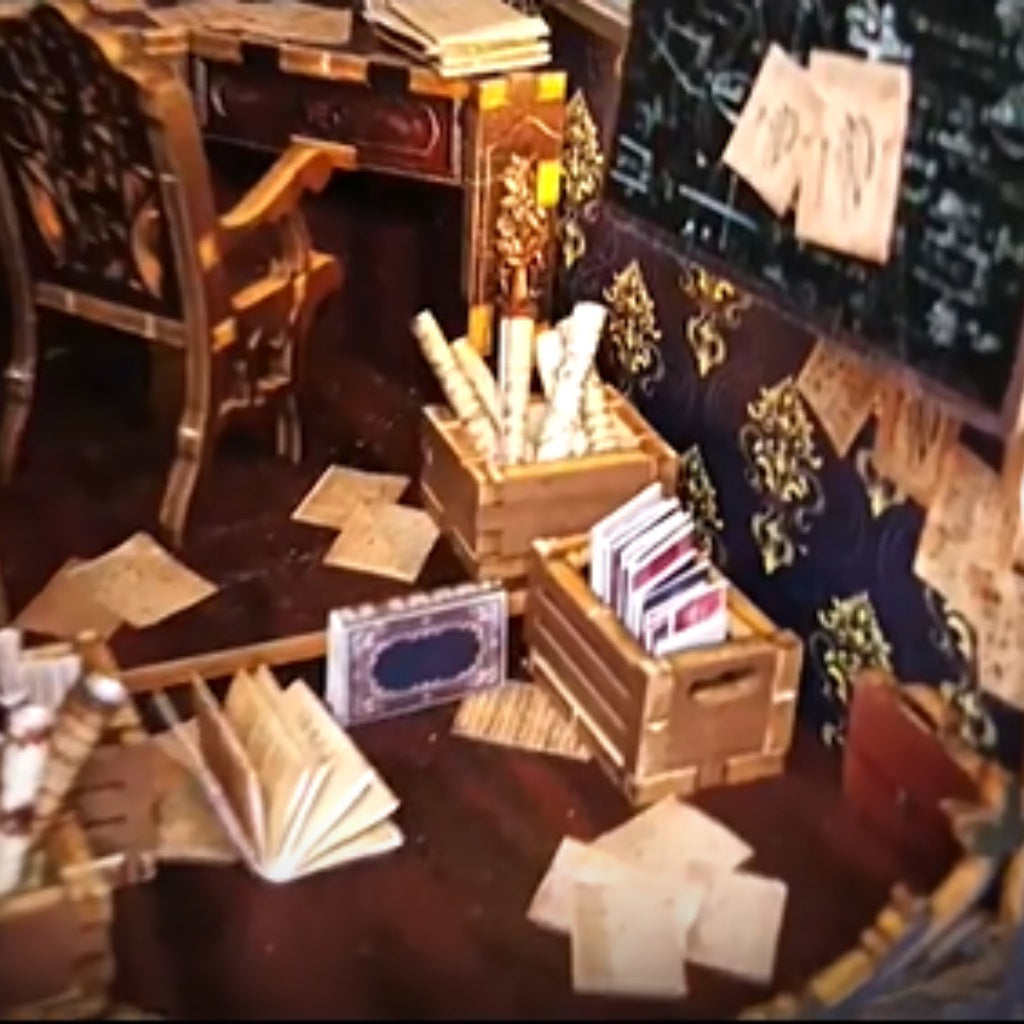 DecoNooks™Book Nook Miniature Detective House