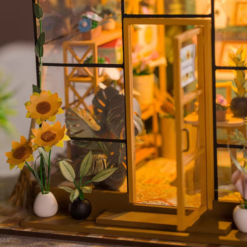 DecoNooks™ Mini Doll House Flower House